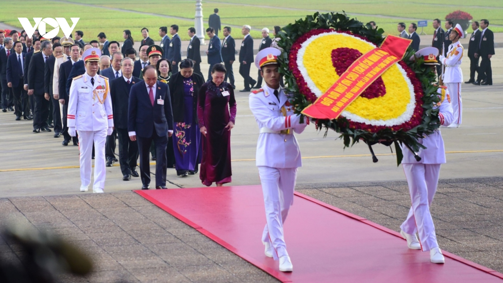 Senior leaders pay tribute to President Ho Chi Minh ahead of National Party Congress